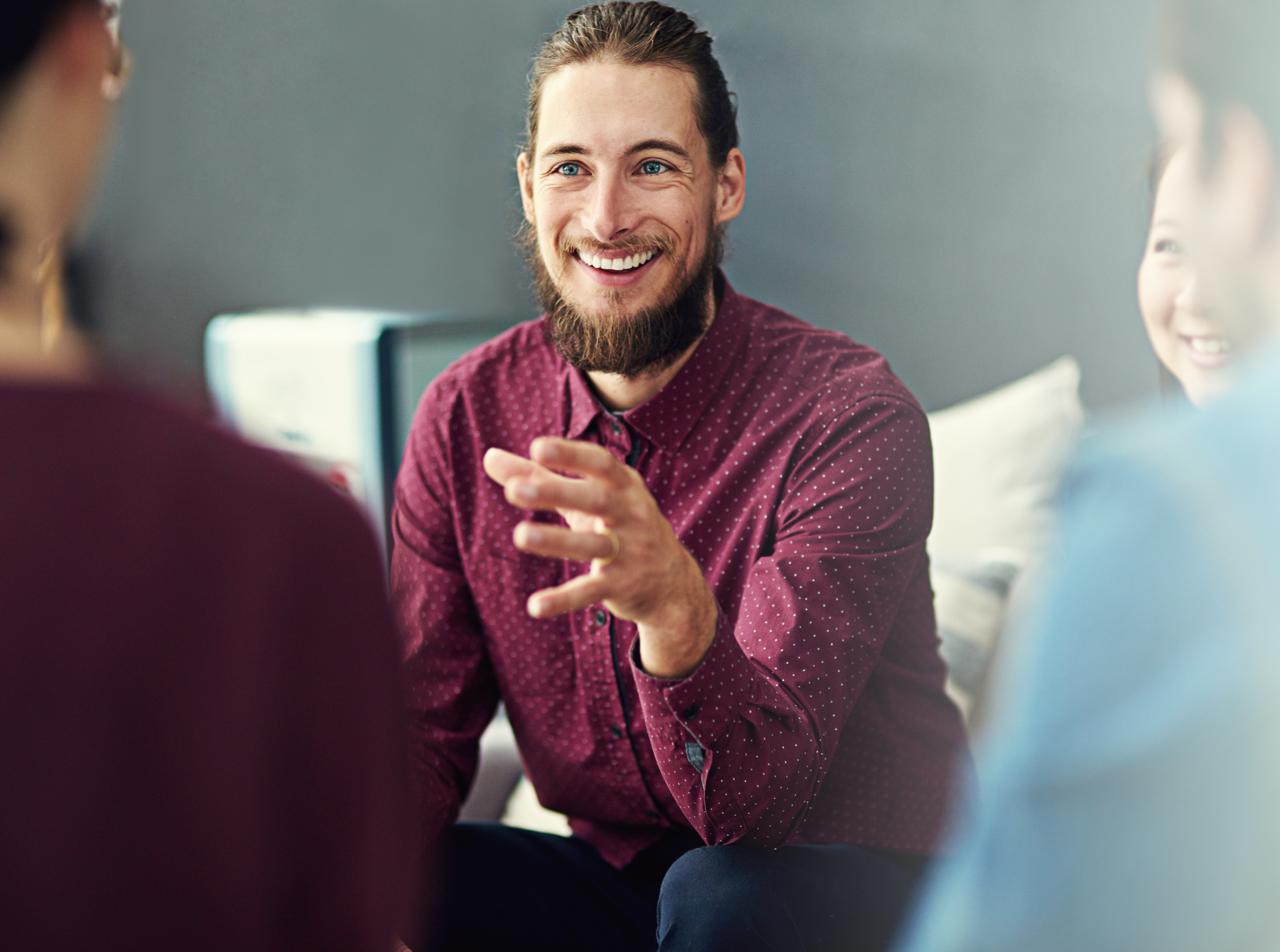 cropped-group-brainstorming-man-with-smile-office-talking-ideas-planning-employees-collaboration-design-agency-startup-with-entrepreneur-male-worker-company-with-teamwork.png
